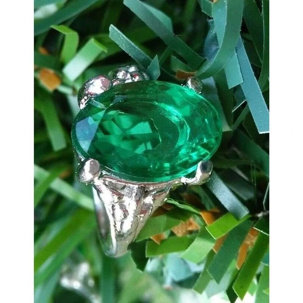 New Silver ElectroPlated Ring Large Green Stone Never Worn size 5.5 Fashion Jewe